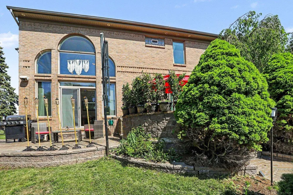 38035 Pointe Rosa Street Harrison Charter Township, MI 48045