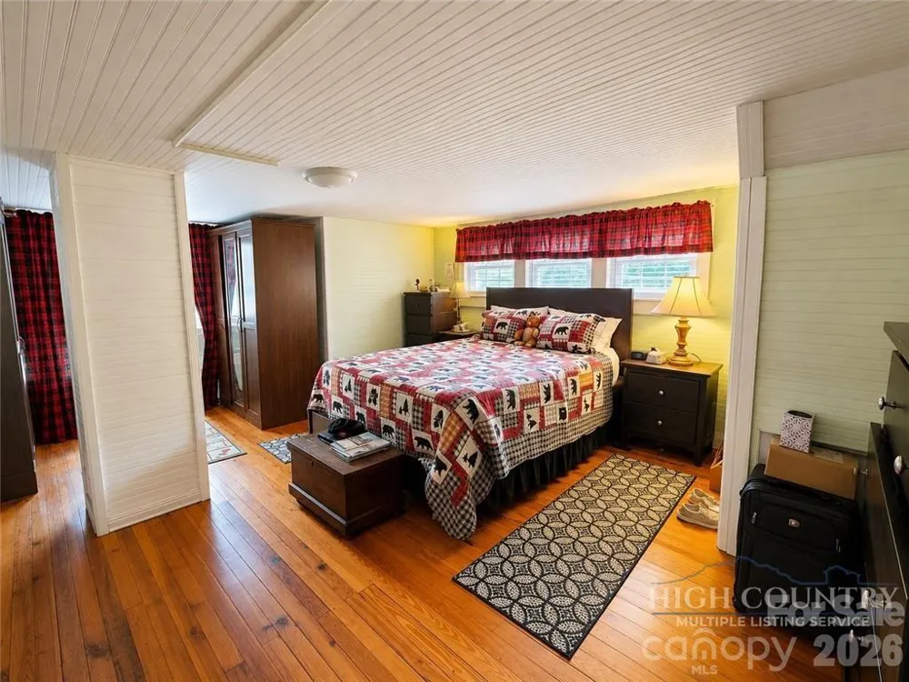 9216 Nc Highway 194 Highway Lansing, NC 28643
