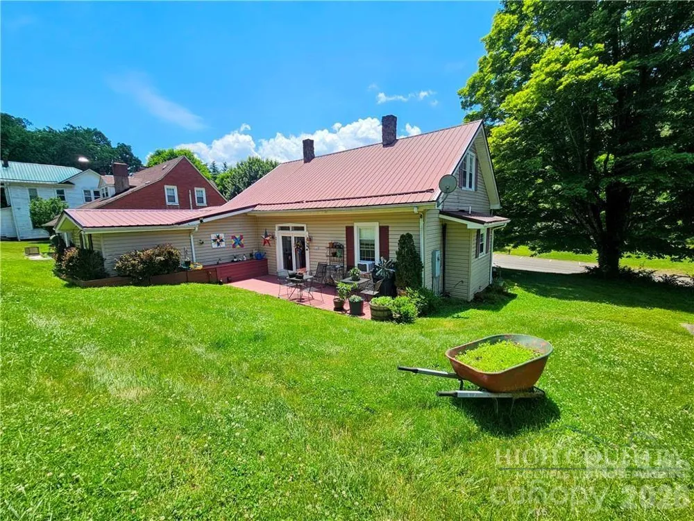 9216 Nc Highway 194 Highway Lansing, NC 28643
