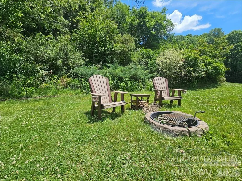 9216 Nc Highway 194 Highway Lansing, NC 28643