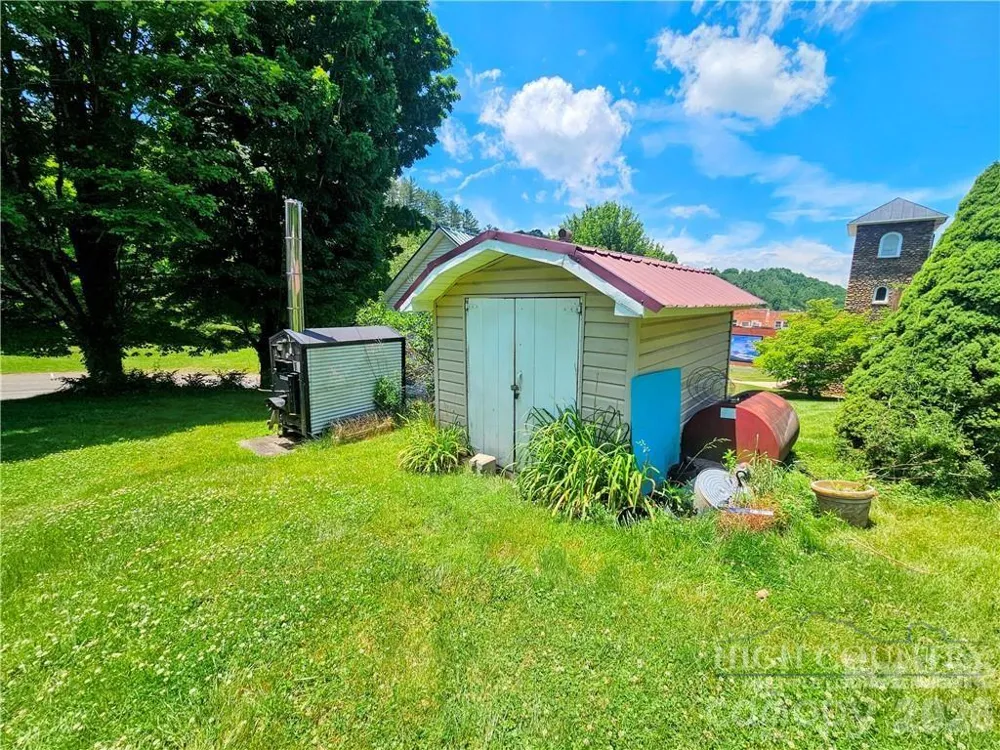 9216 Nc Highway 194 Highway Lansing, NC 28643