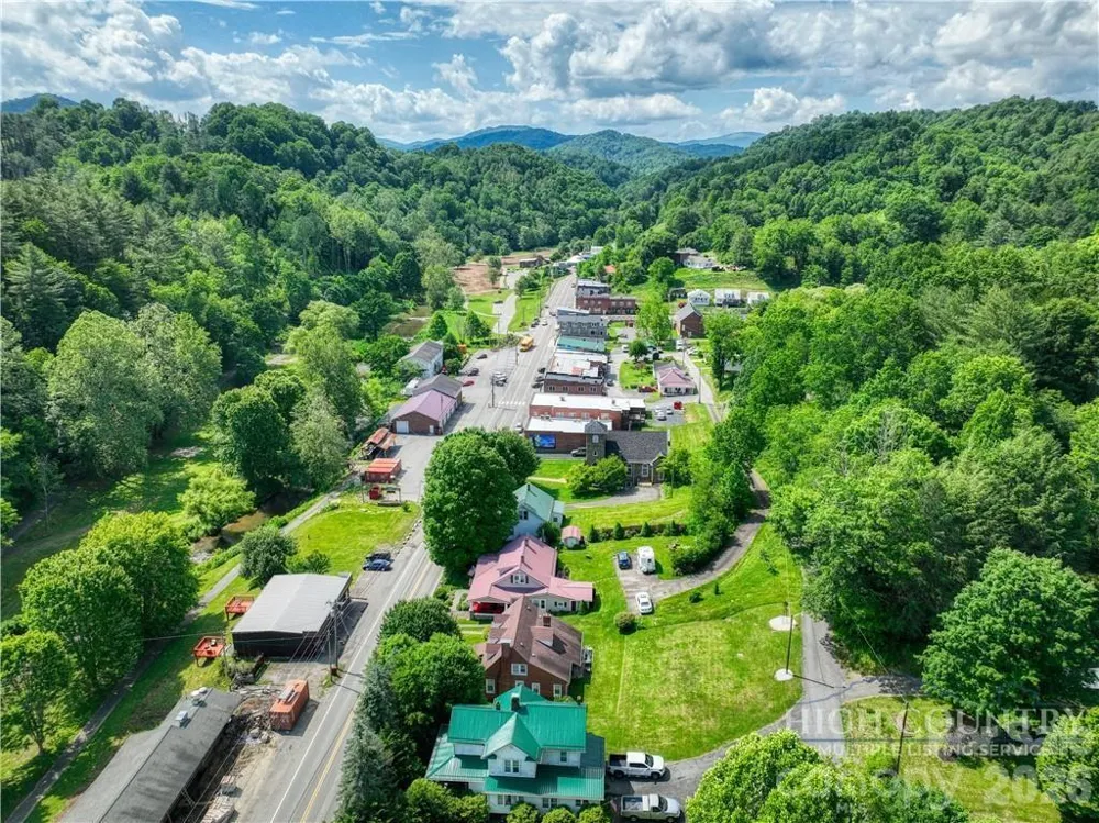 9216 Nc Highway 194 Highway Lansing, NC 28643
