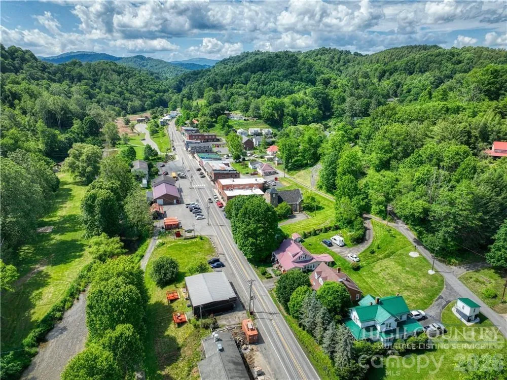 9216 Nc Highway 194 Highway Lansing, NC 28643