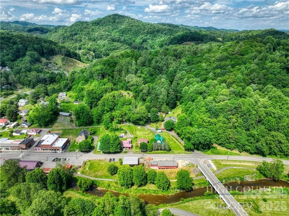 9216 Nc Highway 194 Highway Lansing, NC 28643