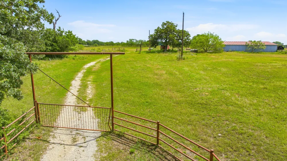 1439 Hcr 1432 Covington, TX 76636