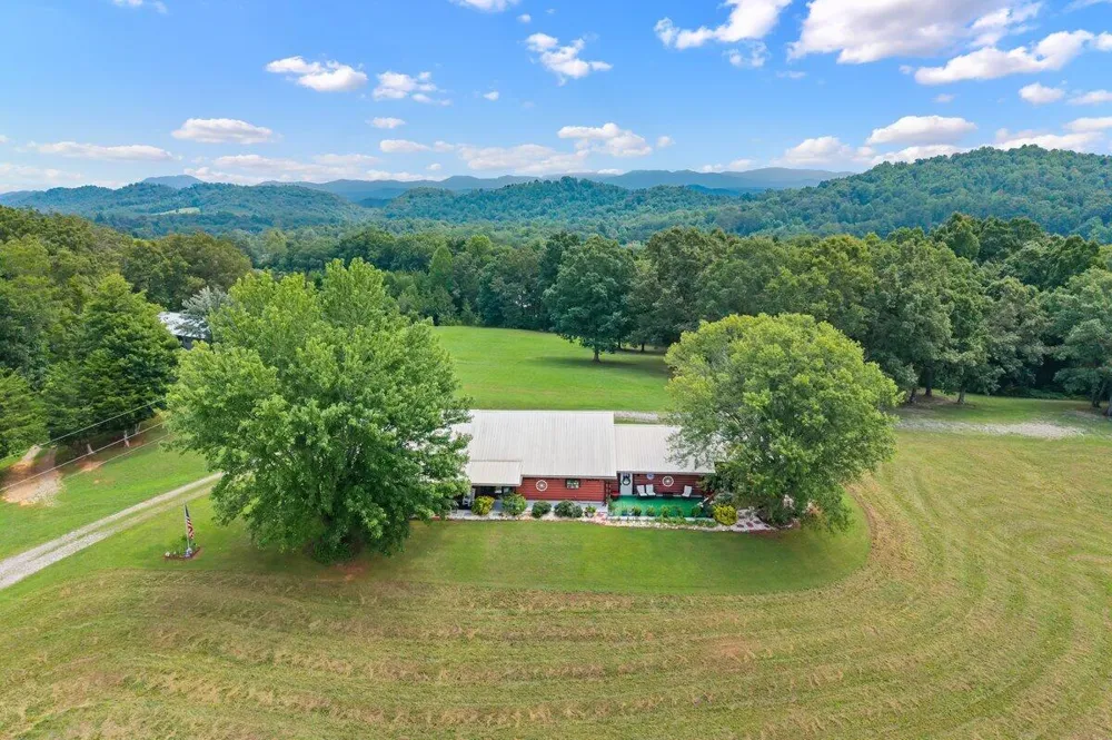 910 Reagan Valley Road Tellico Plains, TN 37385
