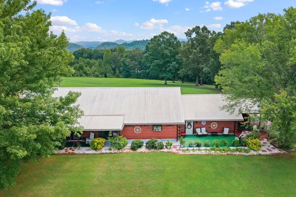 910 Reagan Valley Road Tellico Plains, TN 37385