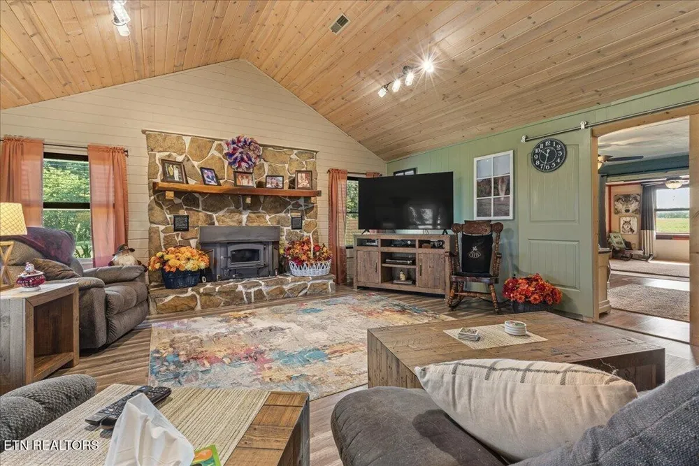 910 Reagan Valley Road Tellico Plains, TN 37385
