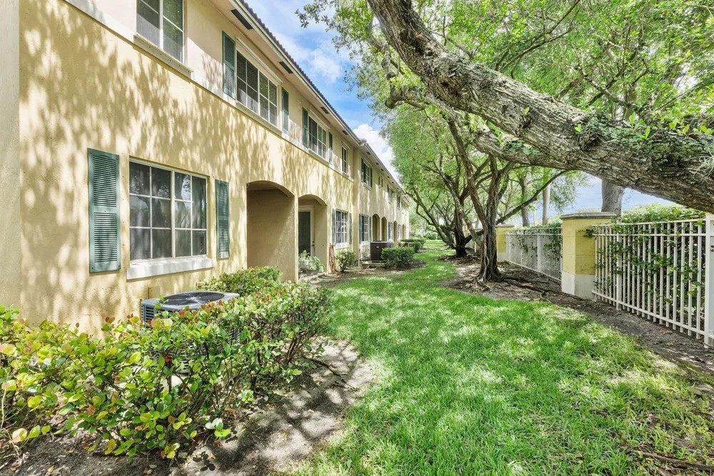 1912 SW 60th Avenue North Lauderdale, FL 33068