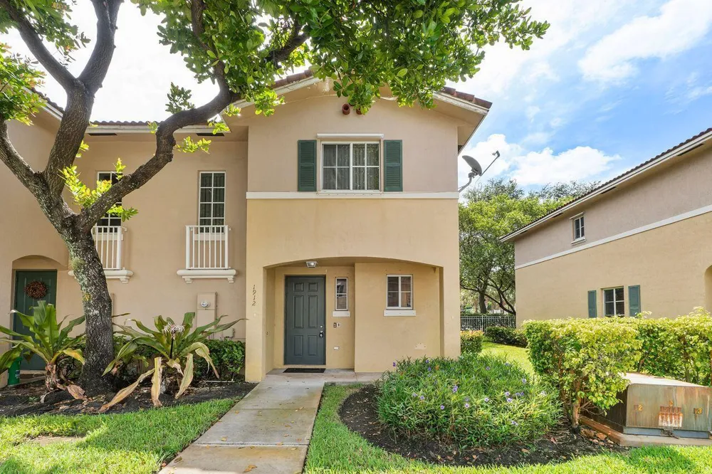 1912 SW 60th Avenue North Lauderdale, FL 33068