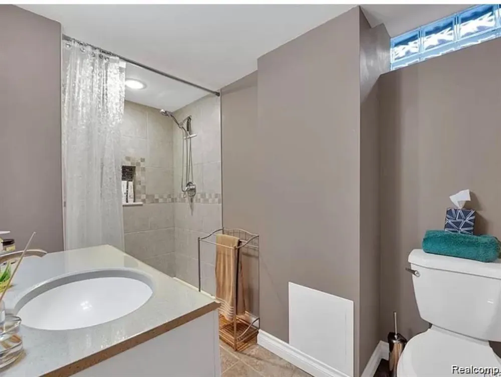 1341 CATALPA DRIVE Rochester City, MI 48307