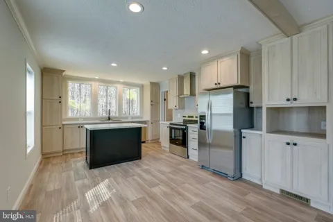 332 MORRIS LANE