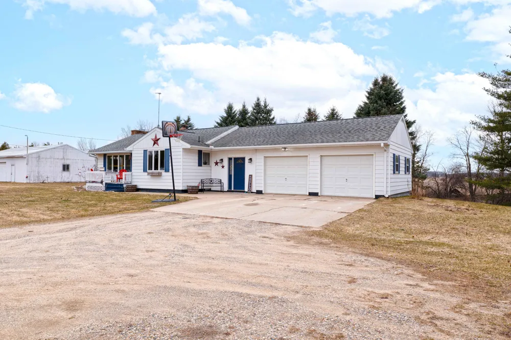 6740 S Eberhart Avenue Clare, MI 48617