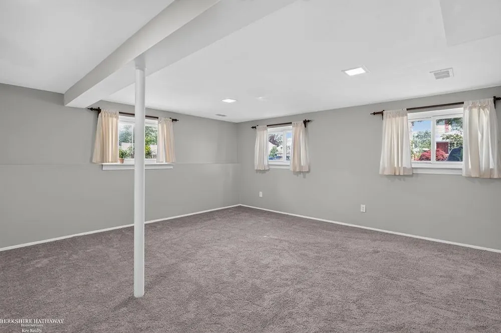 511 Kinross Avenue Clawson City, MI 48017