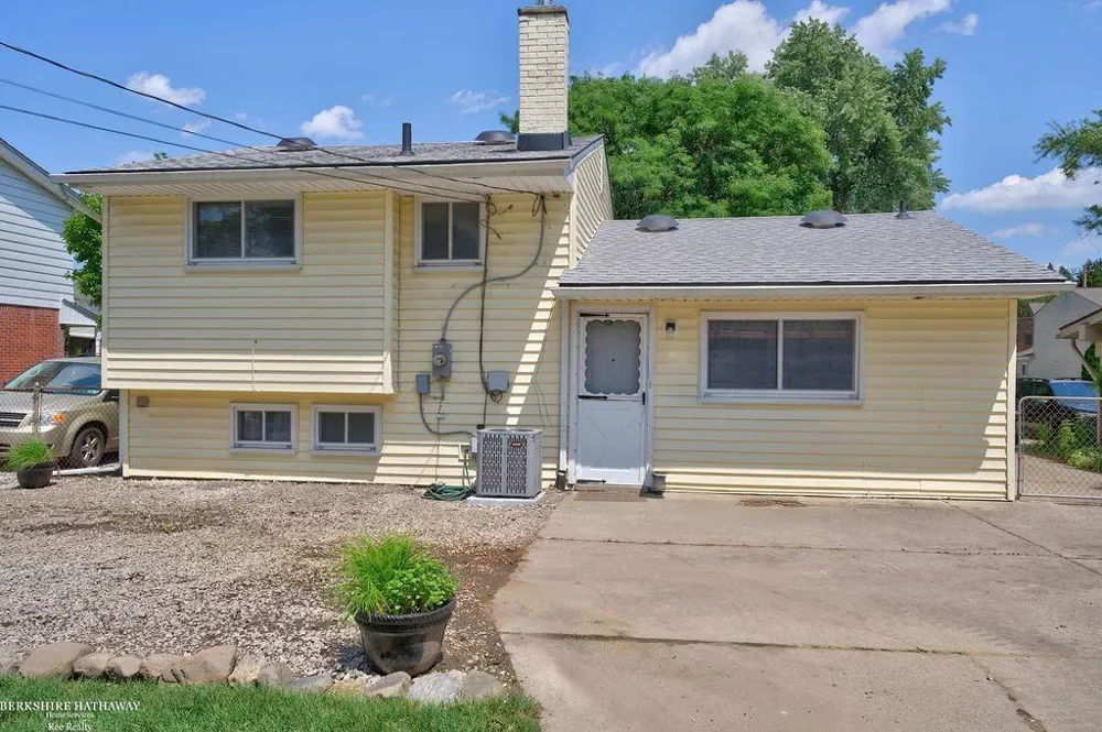 511 Kinross Avenue Clawson City, MI 48017