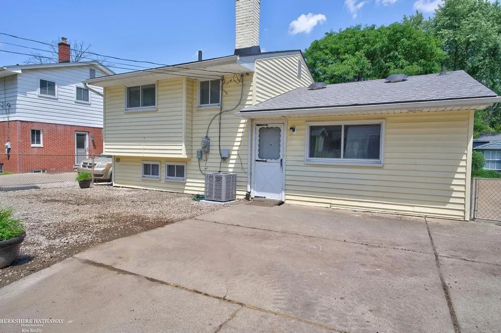 511 Kinross Avenue Clawson City, MI 48017