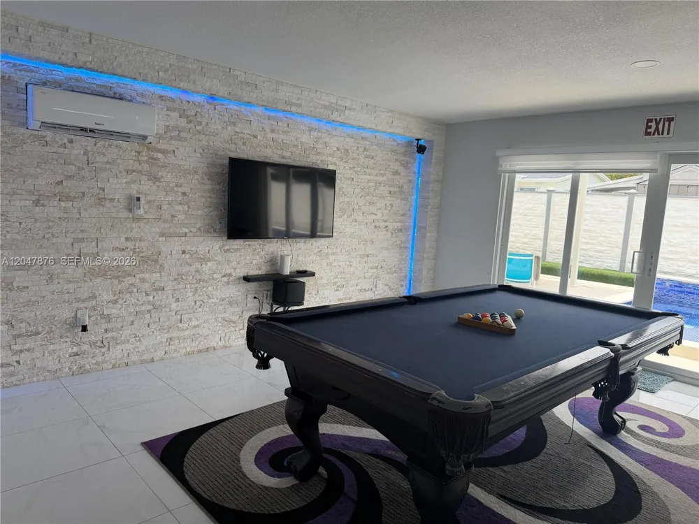 7525 Roosevelt St Hollywood, FL 33024