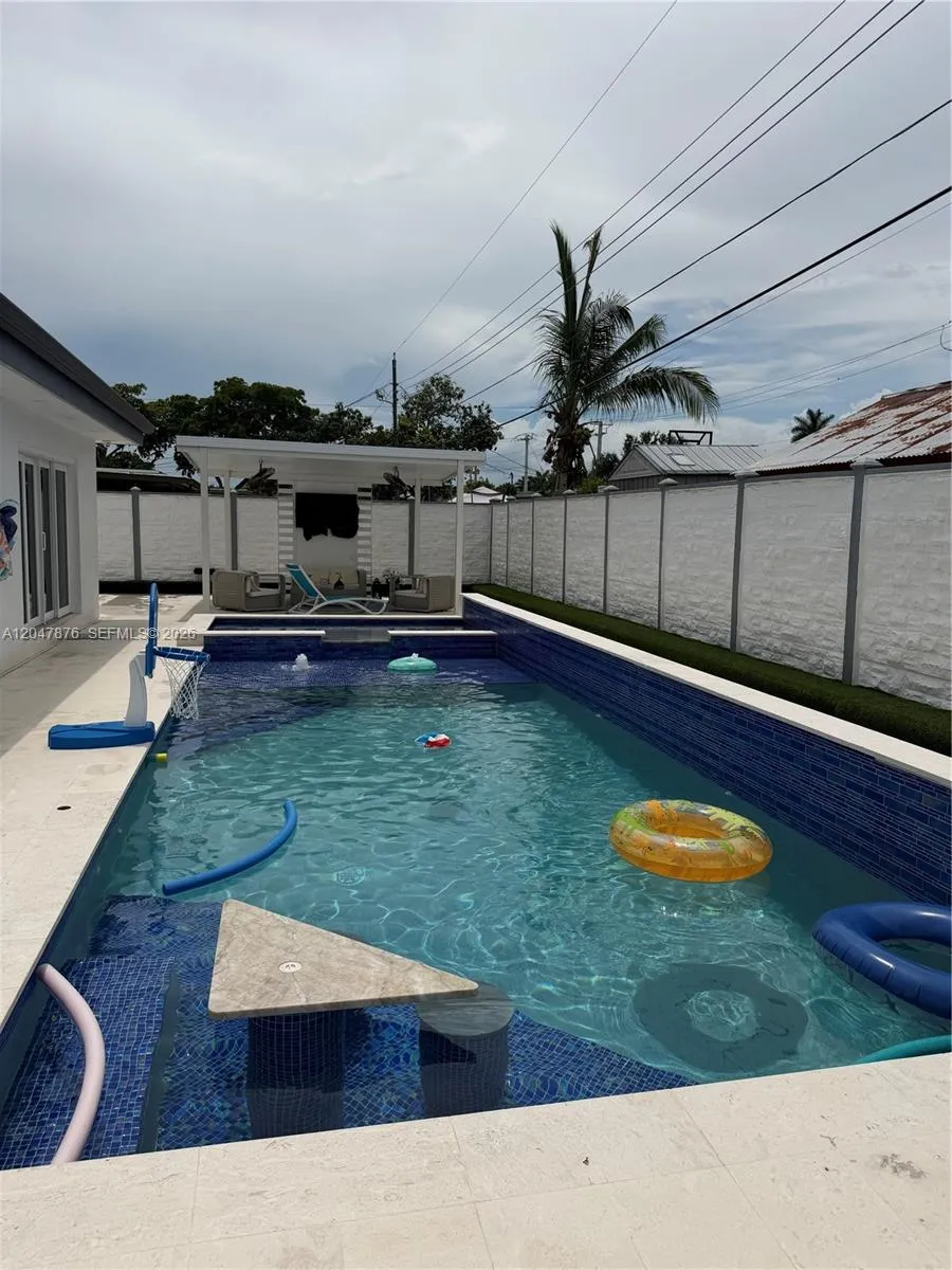 7525 Roosevelt St Hollywood, FL 33024