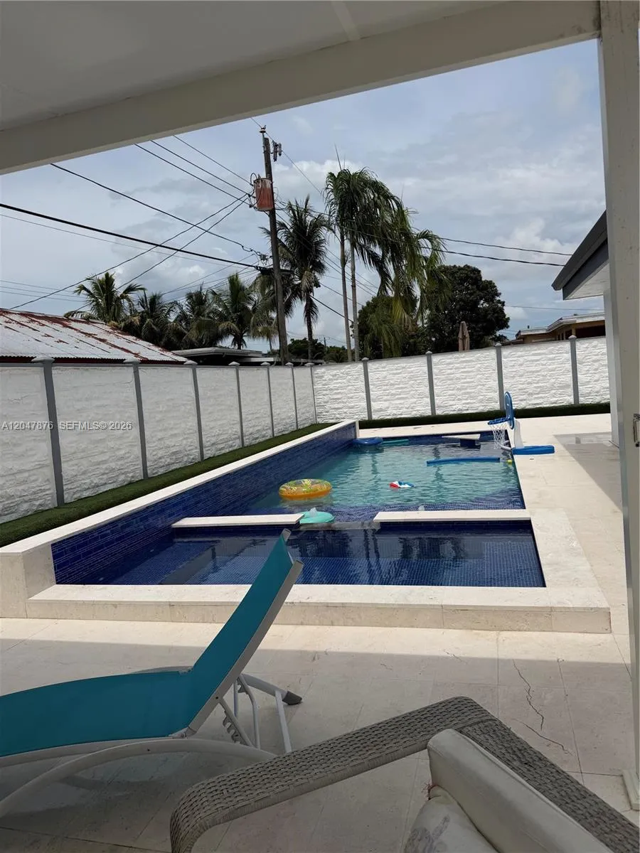 7525 Roosevelt St Hollywood, FL 33024