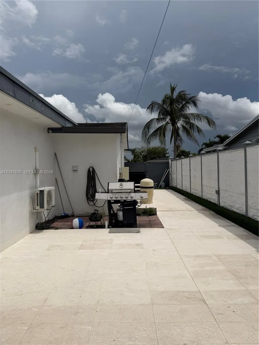 7525 Roosevelt St Hollywood, FL 33024