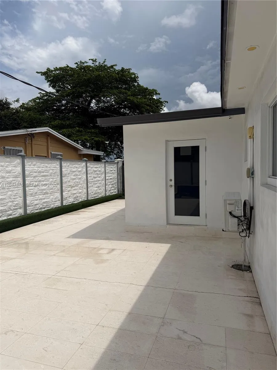 7525 Roosevelt St Hollywood, FL 33024