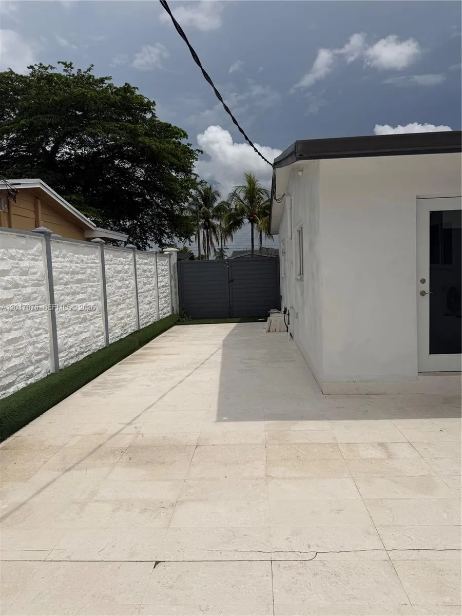 7525 Roosevelt St Hollywood, FL 33024
