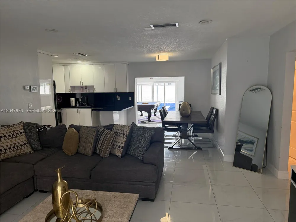 7525 Roosevelt St Hollywood, FL 33024