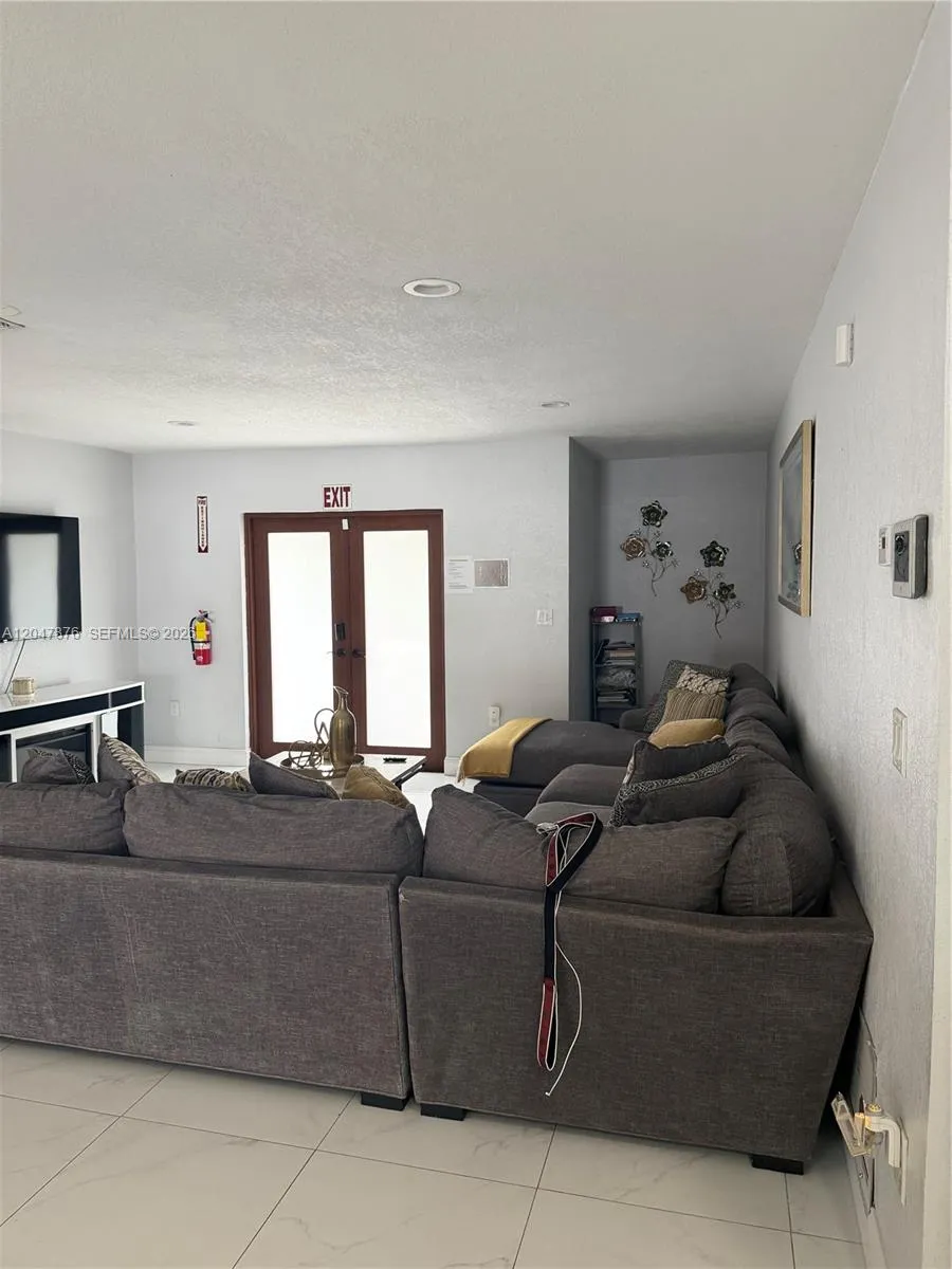 7525 Roosevelt St Hollywood, FL 33024