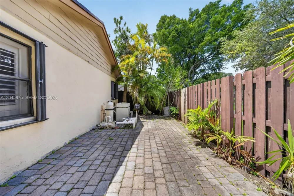 5212 SW 151st Pl Miami, FL 33185