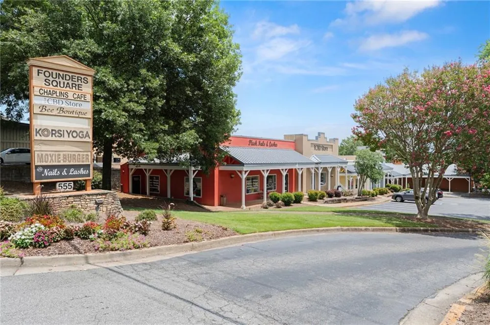 812 Creek View Lane Roswell, GA 30075