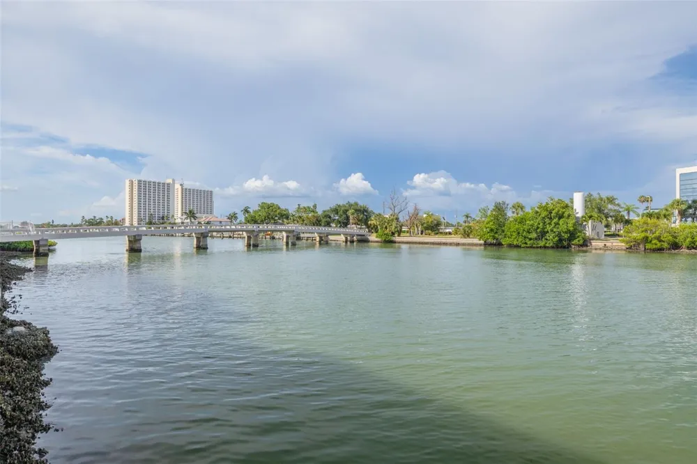 7425 BAY ISLAND DRIVE S #107 St Petersburg, FL 33707