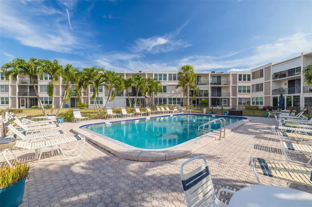 7425 BAY ISLAND DRIVE S #107 St Petersburg, FL 33707