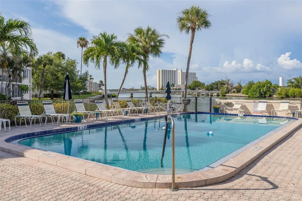 7425 BAY ISLAND DRIVE S #107 St Petersburg, FL 33707