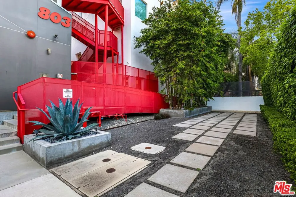 803 Wilcox Avenue #4 Los Angeles, CA 90038