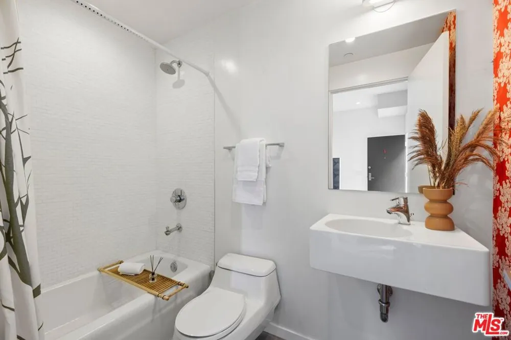 803 Wilcox Avenue #4 Los Angeles, CA 90038