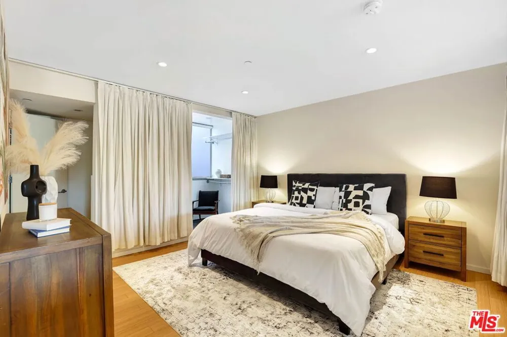 803 Wilcox Avenue #4 Los Angeles, CA 90038