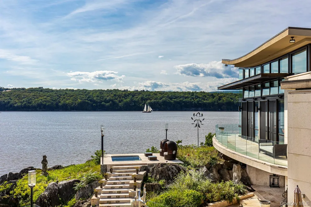 46 Ledgerock Lane Hyde Park, NY 12538