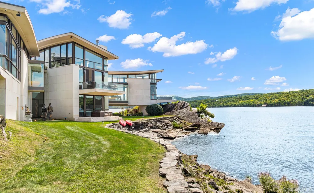 46 Ledgerock Lane Hyde Park, NY 12538