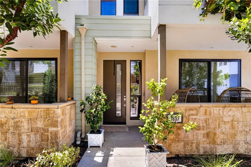 1687 Grand View Costa Mesa, CA 92627