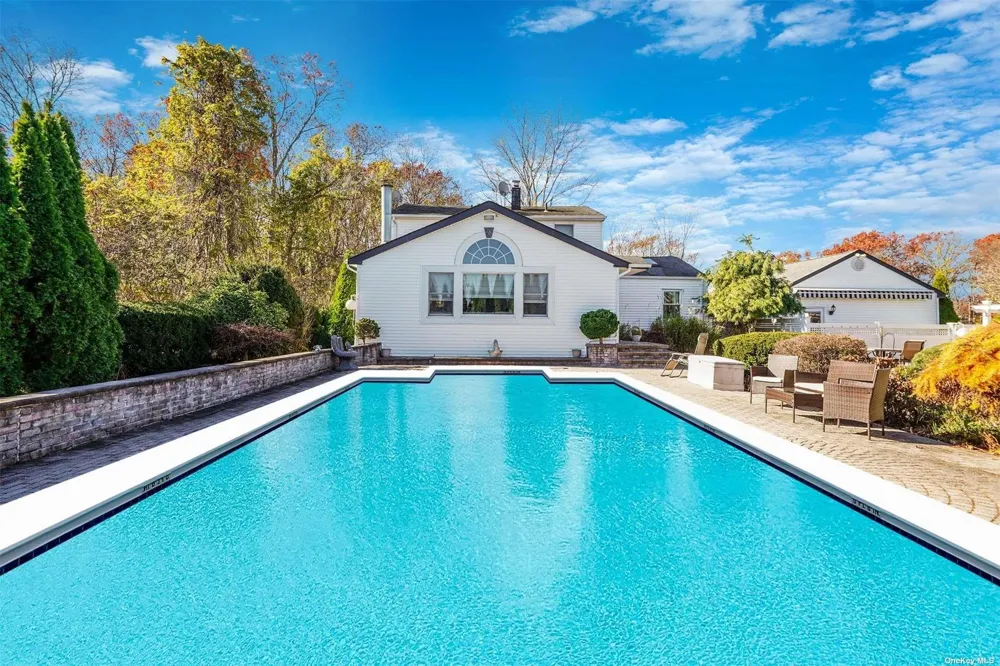 10 Marchant Drive Saint James, NY 11780