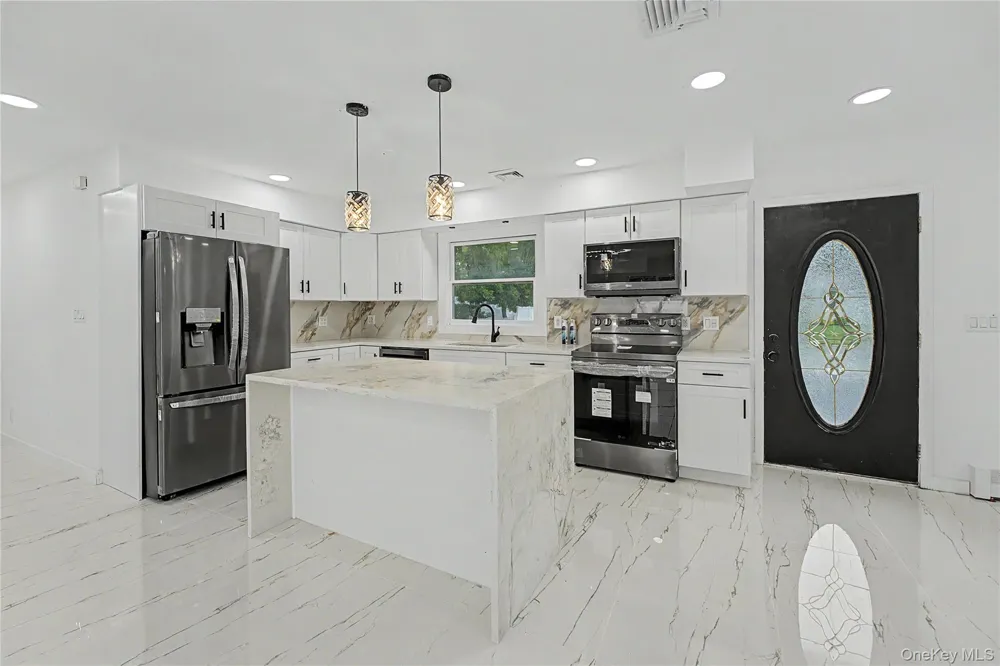 6 Regal Lane Levittown, NY 11756