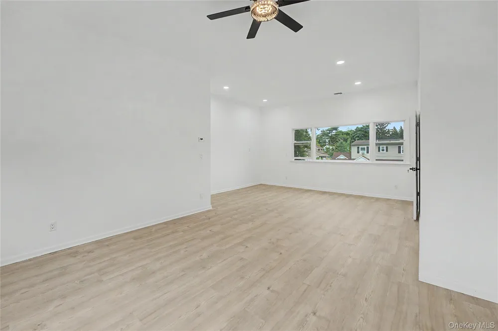 6 Regal Lane Levittown, NY 11756