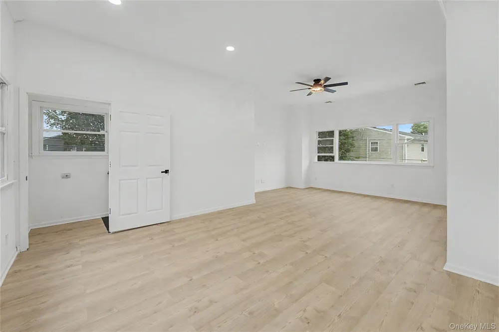 6 Regal Lane Levittown, NY 11756