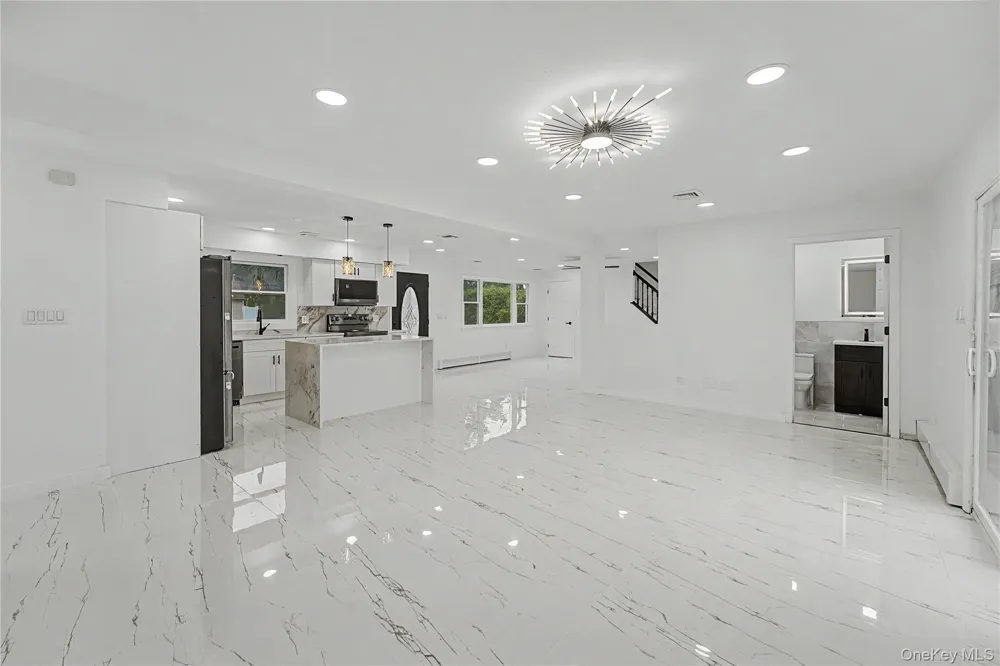 6 Regal Lane Levittown, NY 11756