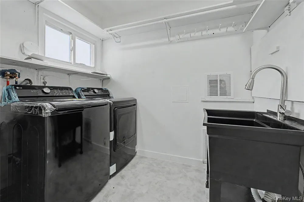 6 Regal Lane Levittown, NY 11756