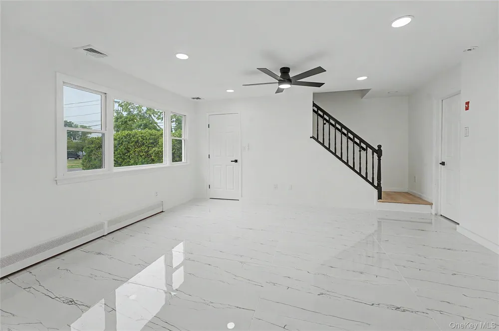 6 Regal Lane Levittown, NY 11756