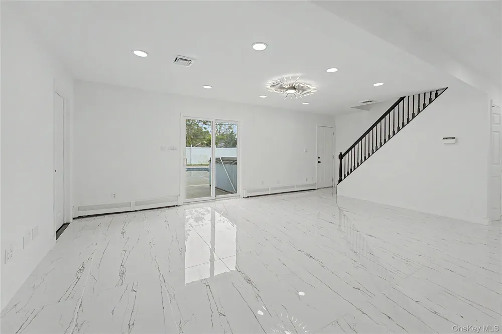6 Regal Lane Levittown, NY 11756