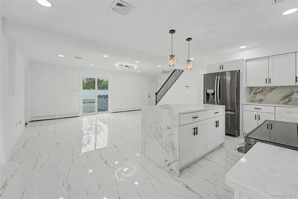 6 Regal Lane Levittown, NY 11756