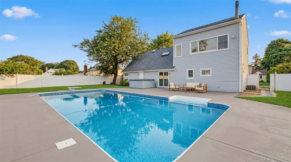 6 Regal Lane Levittown, NY 11756