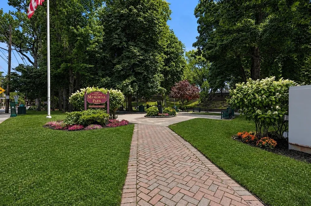 180 EDGEWATER RD Cliffside Park, NJ 07010